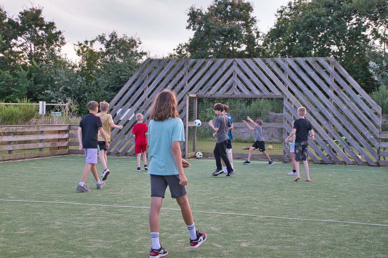 Kinderen voetballen op het sportveld