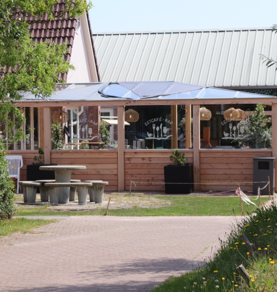 Terras van het eetcafé