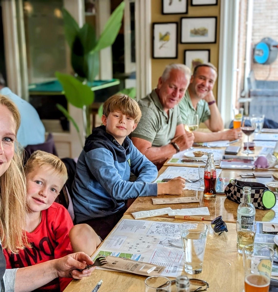 Gezin aan tafel in het eetcafé