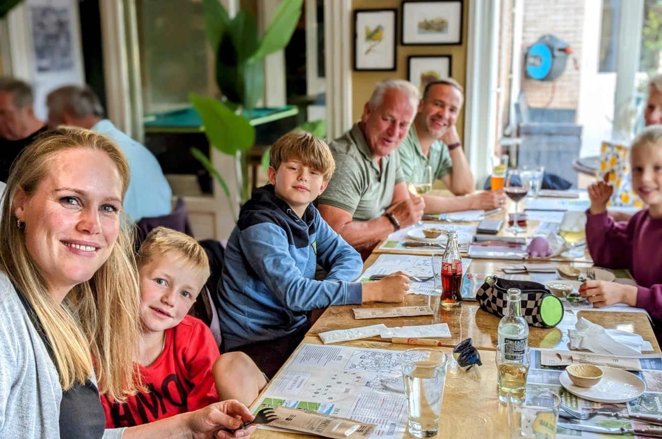 Gezin aan tafel in het eetcafé