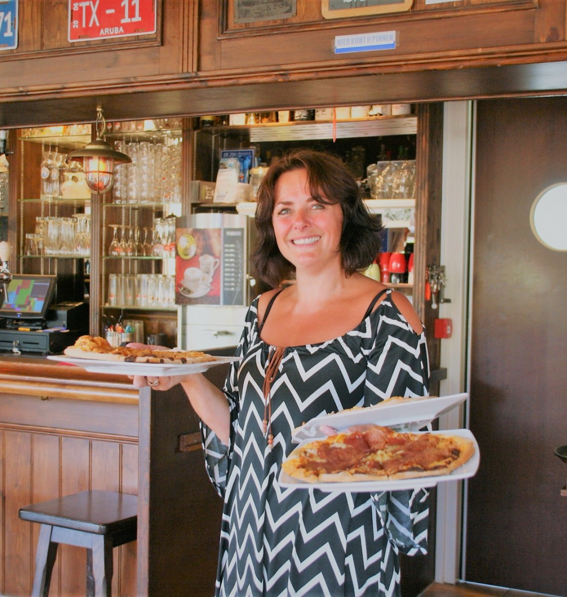 Bonnie met verse pizza’s