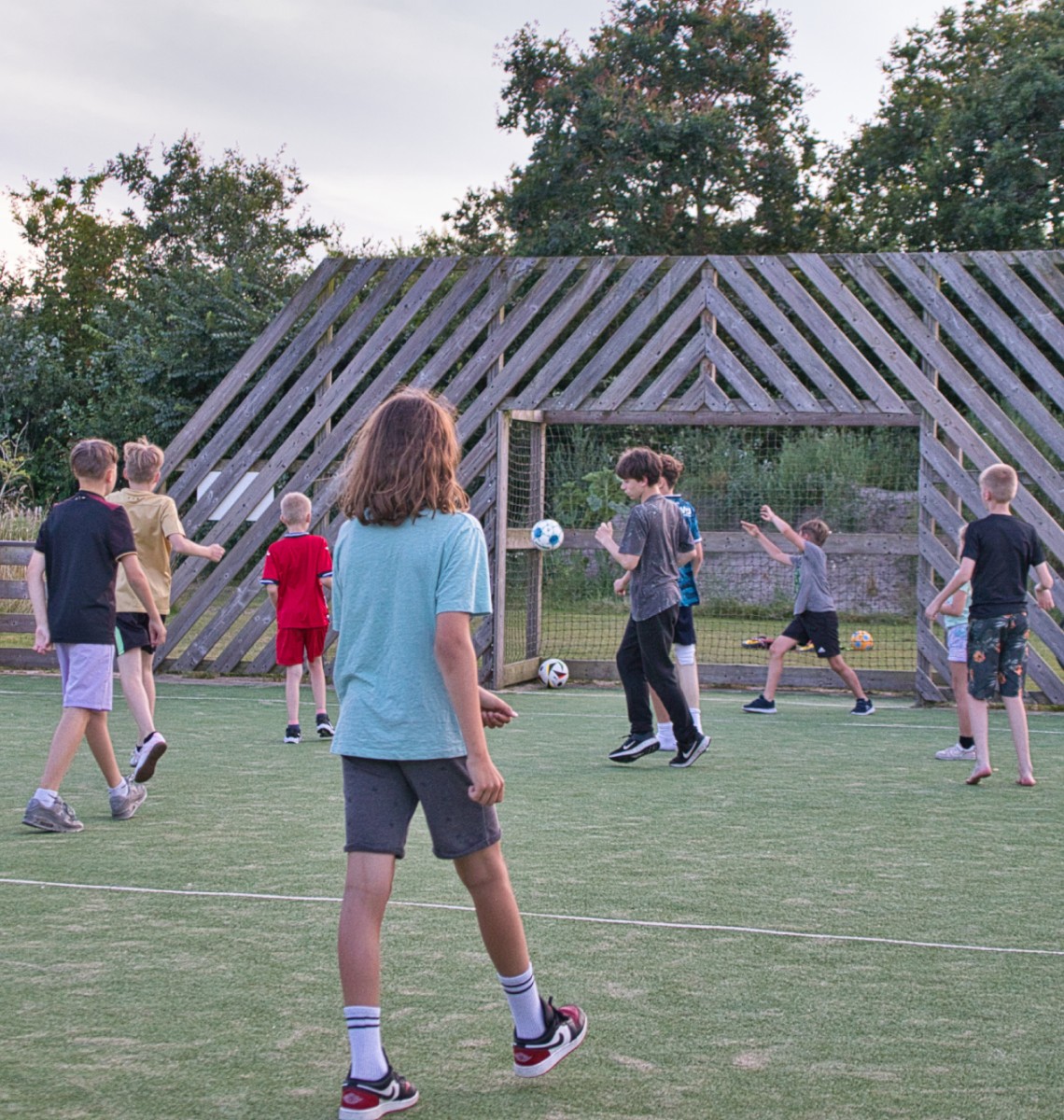 Kinderen voetballen op het sportveld