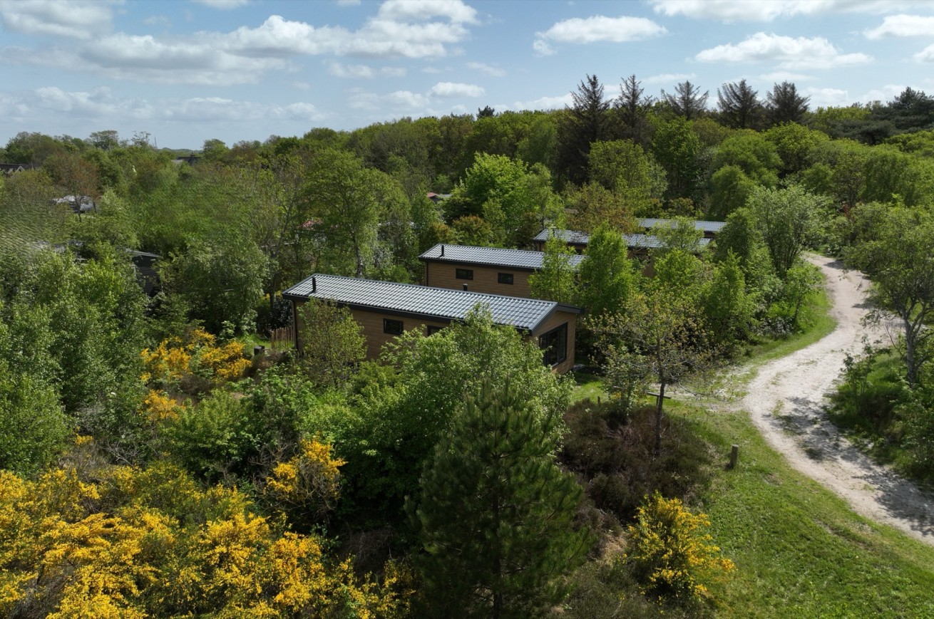 Chalets tussen het groen op de Bremakker, van bovenaf